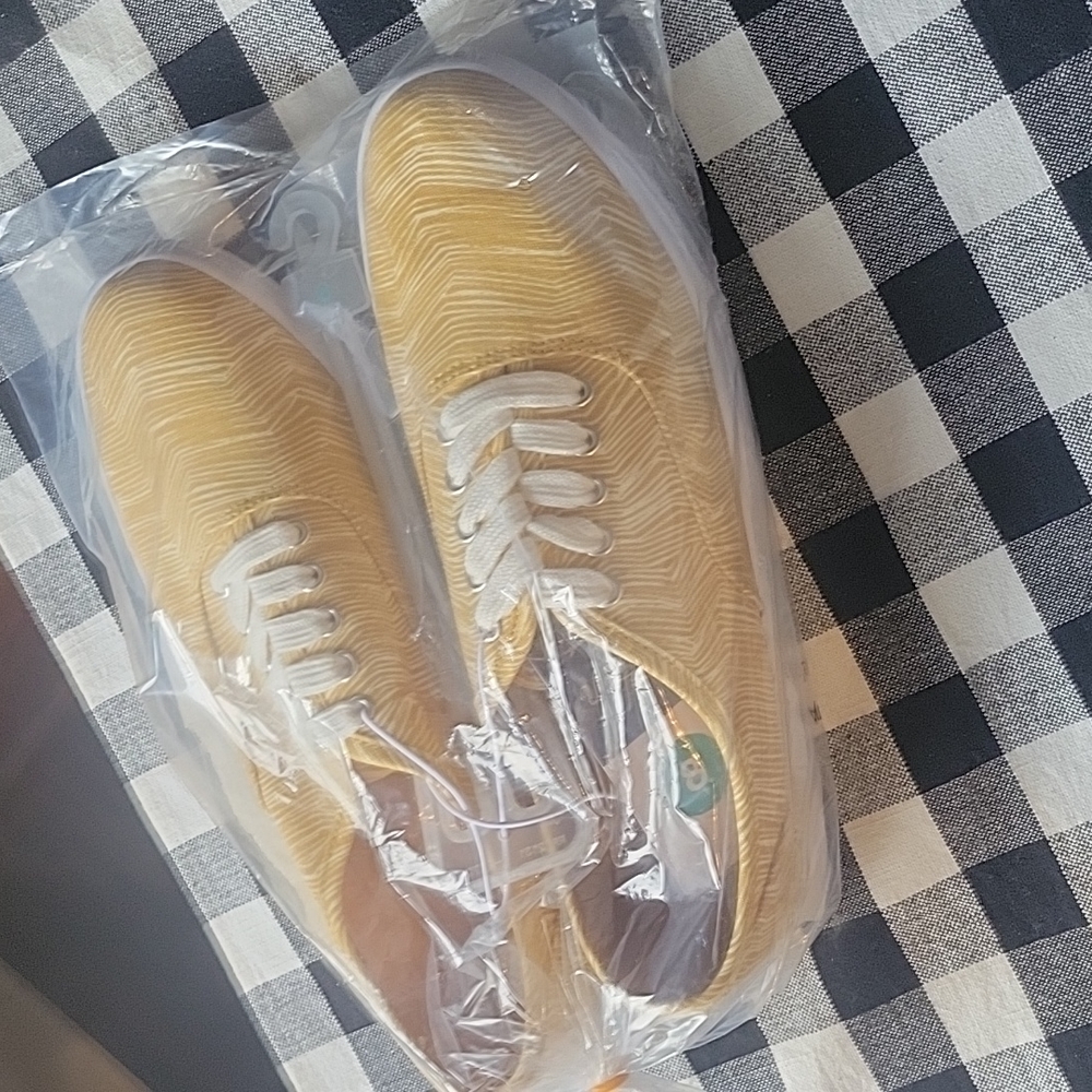 5 For 25.00/ Ladies Sneakers,Universal Thread,NWT,Non Metallic Gold/White.